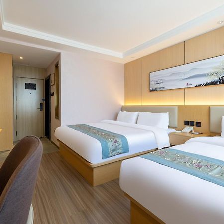 East Sacred Hotel--Very Near Beijing Tiananmen Square ,The Forbidden City,The Temple Of Heaven ,3 Minutes' Walk To Wangfujing Subway ,Located In The Center Of Beijing, Many Shopping Malls Around,Newly Renovated Hotel-Able To Receive Foreign Guests Esterno foto