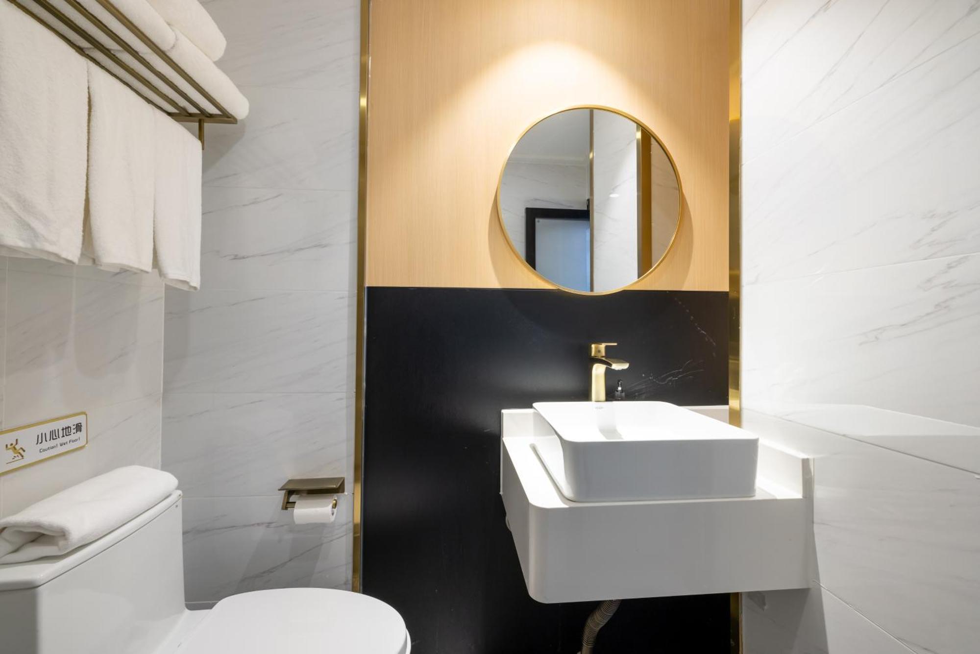 East Sacred Hotel--Very Near Beijing Tiananmen Square ,The Forbidden City,The Temple Of Heaven ,3 Minutes' Walk To Wangfujing Subway ,Located In The Center Of Beijing, Many Shopping Malls Around,Newly Renovated Hotel-Able To Receive Foreign Guests Esterno foto