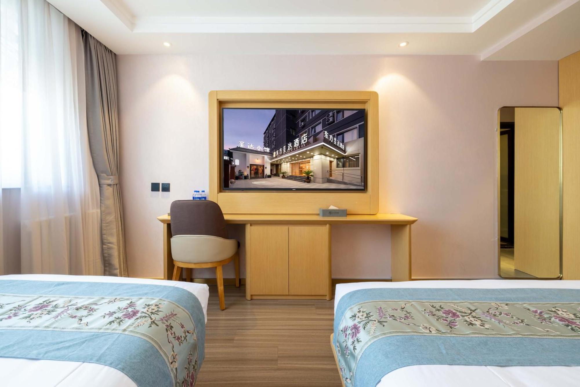 East Sacred Hotel--Very Near Beijing Tiananmen Square ,The Forbidden City,The Temple Of Heaven ,3 Minutes' Walk To Wangfujing Subway ,Located In The Center Of Beijing, Many Shopping Malls Around,Newly Renovated Hotel-Able To Receive Foreign Guests Esterno foto